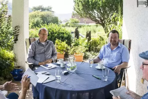 Mit Abstand, aber ohne Berührungsangst: Die Kandidaten Thomas Weisgerber (l.) und Patrick Weißler im RHEINPFALZ-Gespräch mit Fra