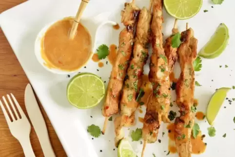 Hähnchen-Saté-Spieße mit Erdnussdip