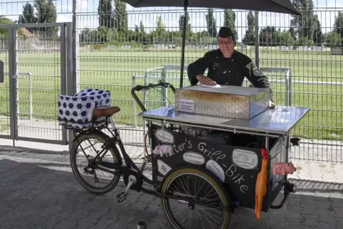 Am Spielfeldrand bei der DJK Eppstein nicht mehr wegzudenken: Peter Clemens mit seinem Grillfahrrad.