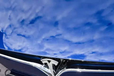 Das Emblem der Tesla-Fahrzeuge zeigt ein stilisiertes T, das allerdings auch den Querschnitt eines Elektromotors darstellen soll