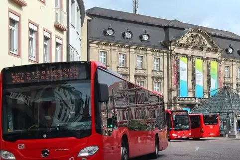Busknoten Postplatz: Diese Lösung könnte der Vergangenheit angehören. Vorne die Gilgenstraße. Busknoten Postplatz: Diese Lösung könnte der Vergangenheit angehören. Vorne die Gilgenstraße.