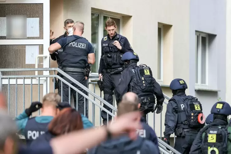 Beamte der Bundespolizei gehen in Weißenfels in Sachsen-Anhalt im Rahmen einer Durchsuchung in ein Wohnhaus. 