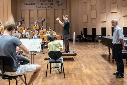 Erst prüft der Spezialist Gunter Engel (rechts) die Akustik mit Echogramm und Hämmerchen, dann lauscht er dem Orchester bei der 