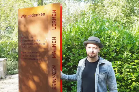 Der 33-jährige Metallbauer Marc Janzer aus Bexbach hat die schlichte Stele aus Cortenstahl geschaffen.