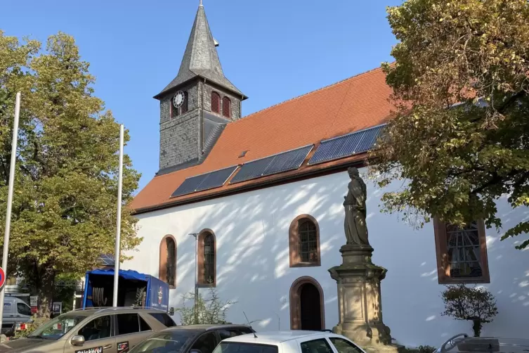 Eine Solaranlage auf der denkmalgeschützten Kirche in Neuhofen: Neuhofen (Rhein-Pfalz-Kreis): Dafür musste Überzeugungsarbeit be