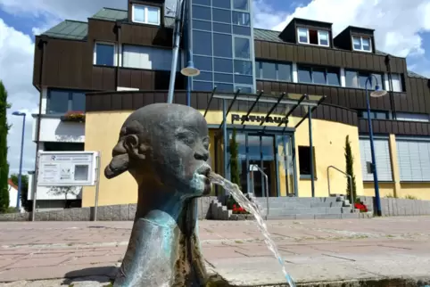 Rathaus in Dudenhofen: Einfach so hereinspazieren geht momentan nicht.