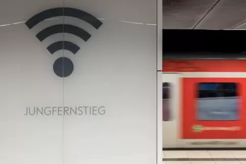 Nicht mehr nur in ihren ICE und in manchen S-Bahnen(Foto), sondern in immer mehr Bahnhöfen und Zügen bietet die Bahn W-Lan für m