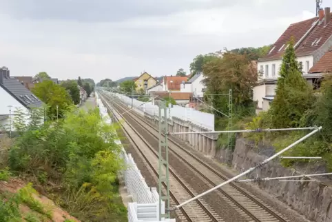 Die Lärmschutzwände an der Kaiserslauterer Straße in Bruchhof. Die Lärmschutzwände an der Kaiserslauterer Straße in Bruchhof.