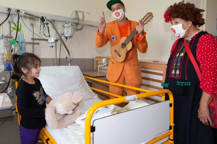 Beim lustigen Rollenspiel mit der fünfjährigen Patientin Ella: die Klinikclowns Thomas Ruff und Doris Batzler.