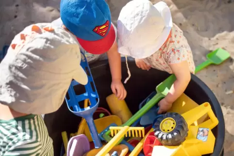 Spielende Kita-Kinder: Der Bürgermeister hatte eine Eilentscheidung die Kita „Raupe Nimmersatt“ getroffen.