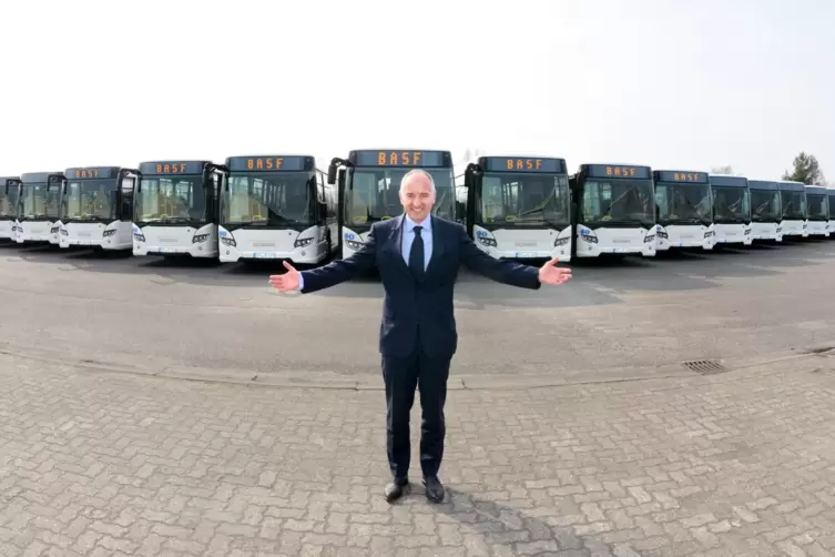 2015: Bernd Baader übergibt 25 Busse für den Speyerer Stadtbusbetrieb.