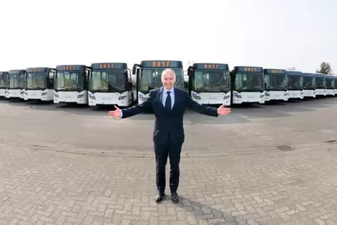 2015: Bernd Baader übergibt 25 Busse für den Speyerer Stadtbusbetrieb. 2015: Bernd Baader übergibt 25 Busse für den Speyerer Stadtbusbetrieb.