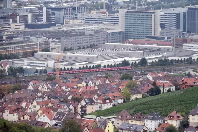 Stuttgart-Untertürkheim: Blick vom Württemberg auf das Mercedes-Benz Werk Untertürkheim