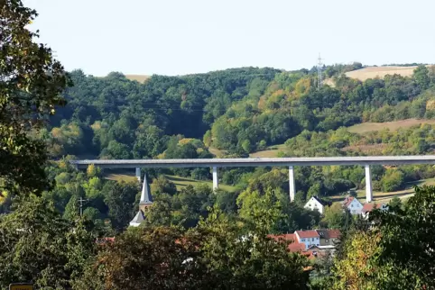 Die B 48 auf der Goldgrabenbrücke.