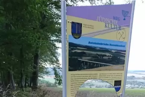 Die beschädigte Info-Tafel.