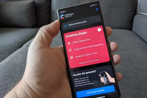 Die Corona-Warn-App weist auf ein erhöhtes Risiko hin.