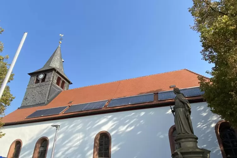 Die Solarzellen auf dem Dach der protestantischen Kirche sind essenzieller Bestandteil des klimaneutralen Energiekonzeptes.