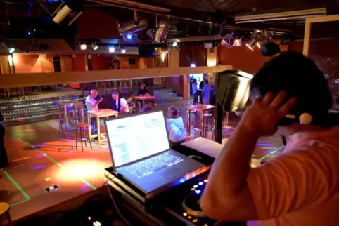 Genehmigter Barbetrieb in der Music Hall – mit DJ und Abstand, aber ohne Tanz und bei reduzierter Lautstärke.