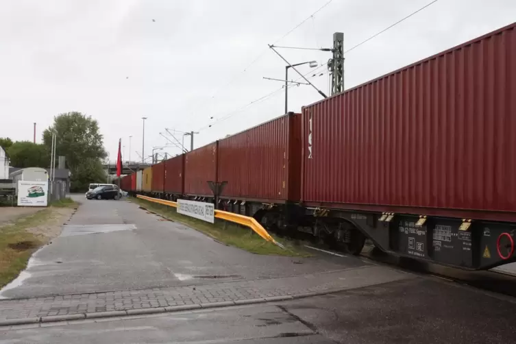 Täglich rollen mehrere Güterzüge, um Waren zu bringen und abzuholen. 