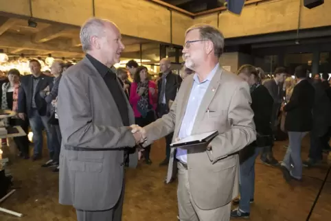 Bundestagswahl 2017: Xaver Jung gratuliert Gustav Herzog.