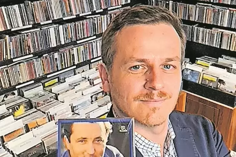 Andreas Vogl mit einer Wunderlich-CD.