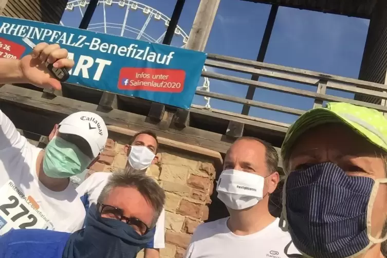 Selfie mit Maske: Das Orga-Team des Benefizlaufs. 