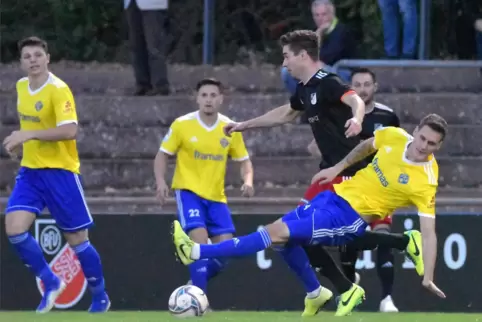 FKP-Premieren in Bingen: Tom Schmitt (rechts, mit Joshua Iten) ) ist sein erster Pflichtspieltreffer gelungen. Debütant Bastian 