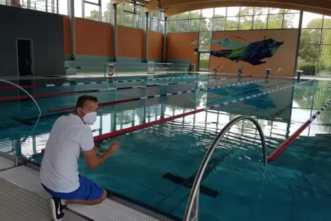 Das Becken ist vorbereitet: Kevin Zimmermann nimmt eine Wasserprobe. Über dem Wasser sind die Durchschwimmbögen zu erkennen. Das Becken ist vorbereitet: Kevin Zimmermann nimmt eine Wasserprobe. Über dem Wasser sind die Durchschwimmbögen zu erkennen.