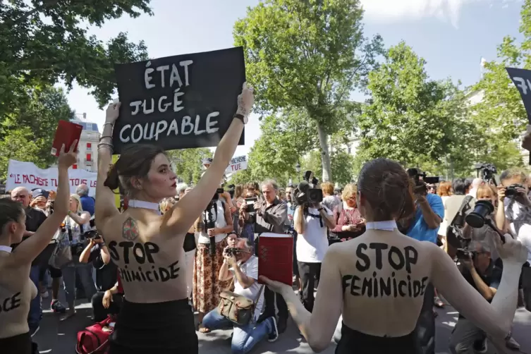Gewalt gegen Frauen ist immer wieder ein Anlass für Proteste in Frankreich, hier eine Demo der Organisation Femen in Paris im Ju