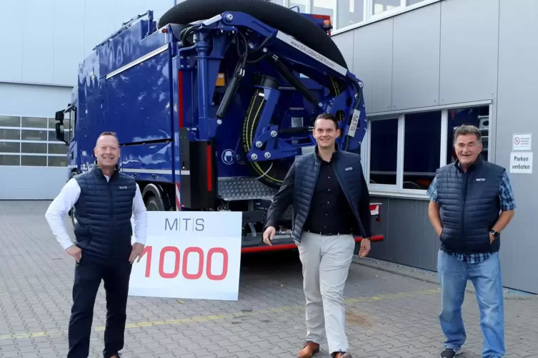 Das 1000. Fahrzeug wird ausgeliefert (v.li.): Frank Walther, Dominic Hurm und Alfons Braun. 