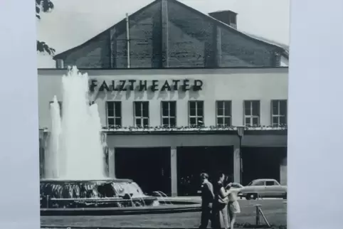 Gehörte für viele Lautrer zum Stadtbild: das „alte Pfalztheater“ am Fackelrondell.