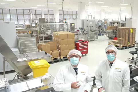 Giuseppe Nardi und Jonas Thielmann (von links) in der Produktion bei Dr. Theiss Naturwaren.