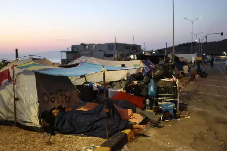 Flüchtlinge auf Lesbos campieren am Rand einer Straße von Moria nach Mytilene.