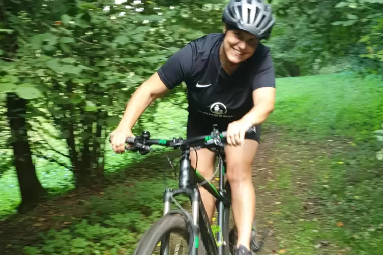 Naturgenießerin Alexandra Papke fährt mit dem Mountainbike gerne einfache Trails, auch mit Freunden. So kann sie prima entspanne
