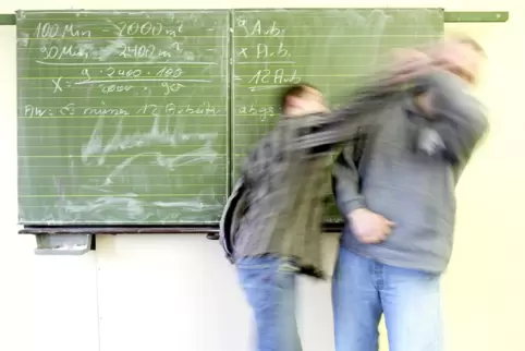 Körperliche Angriffe gegen Lehrkräfte, aber auch Beleidigungen und Diffamierungen nehmen nach einer Umfrage zu. 