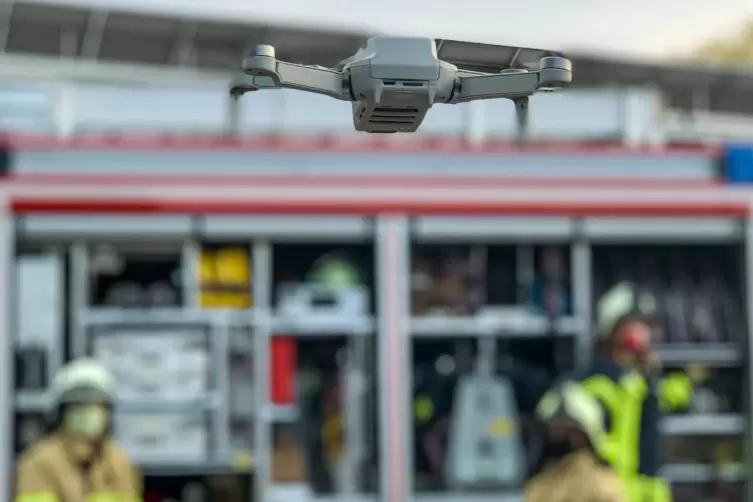 Die Offenbacher Feuerwehr hat Videos mit Drohnen gedreht, unter anderem über den Umgang mit Löschschläuchen. 