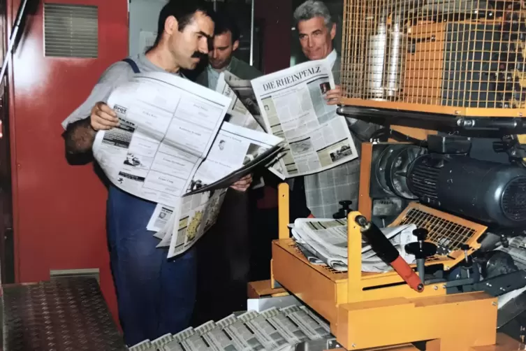 Die RHEINPFALZ auf allen Seiten vierfarbig: Der damalige Chef vom Dienst, Günter Krall (rechts), begutachtet in der Druckerei di