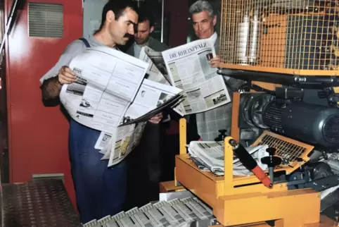 Die RHEINPFALZ auf allen Seiten vierfarbig: Der damalige Chef vom Dienst, Günter Krall (rechts), begutachtet in der Druckerei di