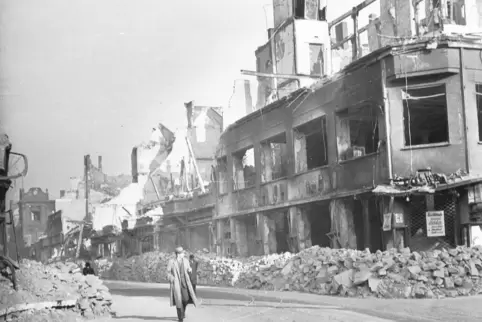 Ludwigshafen war nach 124 Luftangriffen größtenteils zerstört. 