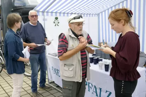 Vor Ort mit den Lesern ins Gespräch kommen, ist eine der wichtigsten Aufgaben einer Lokalredaktion. Hier unterhalten sich die Re