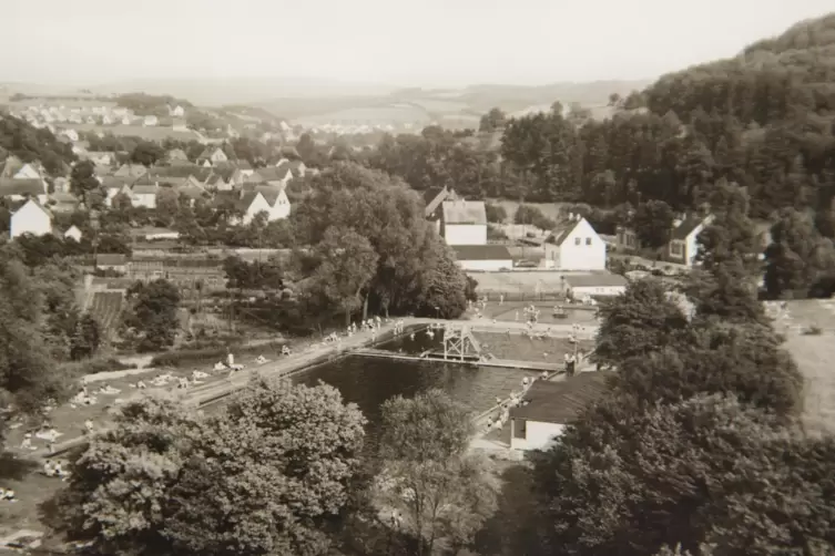 Gespeist wird das Schwimmbad aus dem Aalbach.