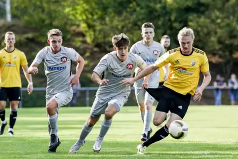 Szene aus dem großen Spiel des SV Steinwenden am vergangenen Wochenende gegen den SV Morlautern: (von links) Nico Purket und Nic