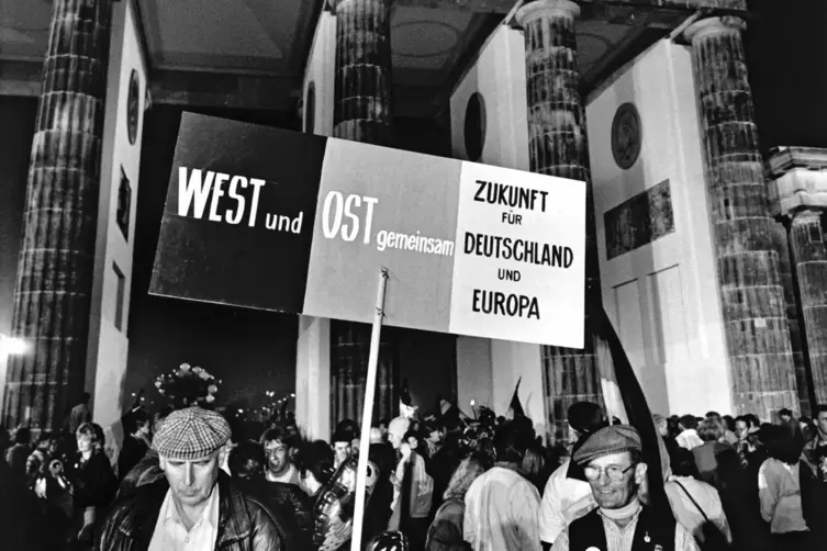 Holk Dohle (rechts) – einst RHEINPFALZ, heute „Freie Presse“ – und sein damaliger WG-Mitbewohner Uwe Scheufler auf einer Winterw