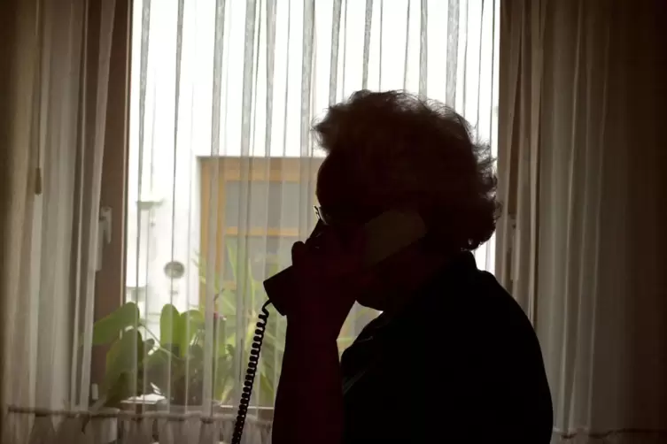 Telefonbetrüger nehmen gerade Senioren häufig ins Visier. 