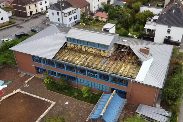 Große Teile vom Dach der Grundschule „Regenbogen“ wurden abgedeckt.