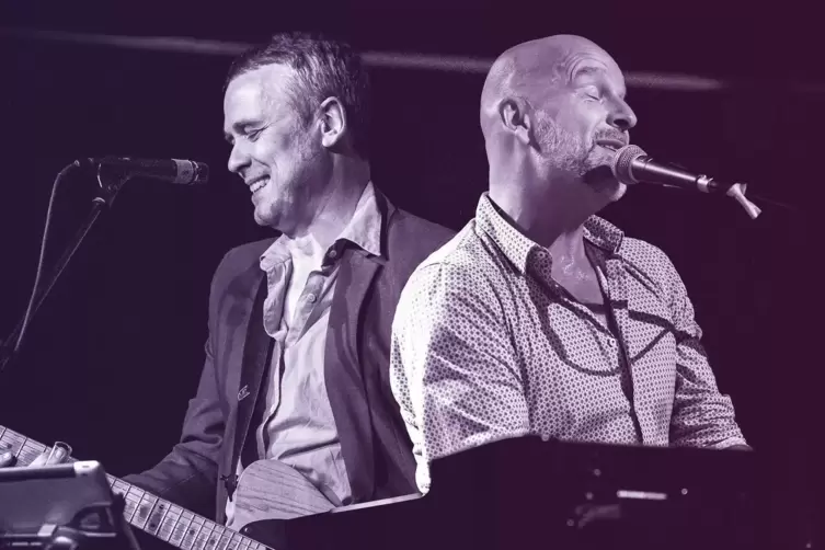 Grönemeyer-Gitarrist Stefan Zobeley (links) und „Paddy Goes To Holyhead“-Keyboarder Blacky P. Schwarz spielen in der „Tanzmanufa