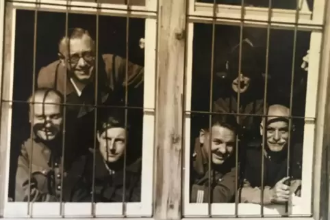 „Raubtiere im Käfig“ schrieb Flunkert unter dieses Foto, das ihn (links oben) und Kameraden im deutschen Kriegsgefangenenlager W