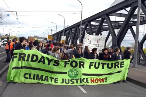 Demo-Zug auf der Rheinbrücke zwischen Mannheim und Ludwigshafen im Oktober 2019. 