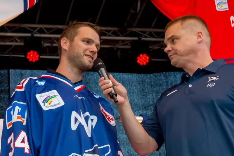 Antti Soramies (rechts) mit Ex-Adler-Torwart Chet Pickard bei der Fanfete 2017. 