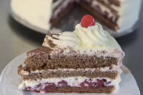 Selbstgemachte Kuchen erbrachten den Spendenbetrag.